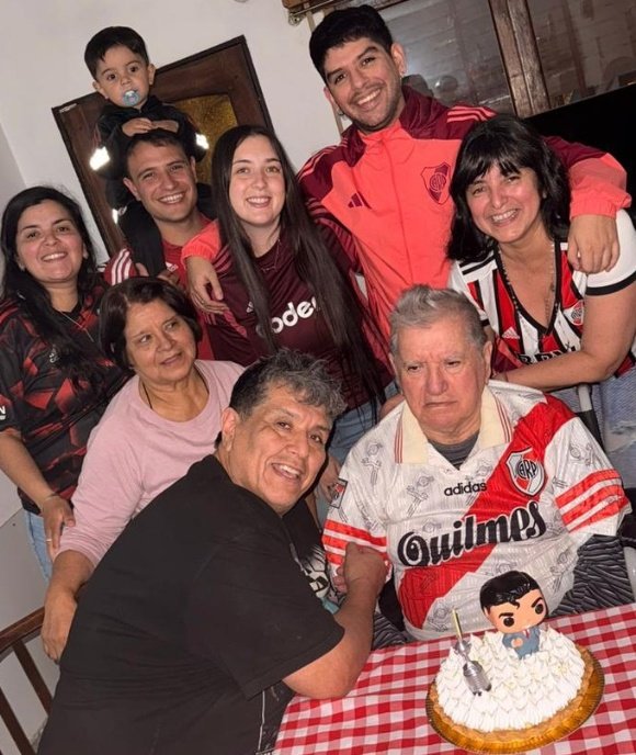Marce14Sandoval's tweet photo. Hoy mas fuerte que nunca papi  como cantamos en tu cumple 🐔❤️🐔" El dia que me muera yo quiero mi cajón pintado rojo y blanco como mi ❤️ 🐔❤️🐔 te amo y te voy a extrañar siempre🐔❤️🐔 https://t.co/pZKDQtNHnk