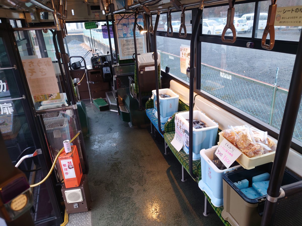 Hideki_Yosida's tweet photo. 【フードロスへのご協力のお願い】
小山のきそば号（僕が）またやらかしました💦

本日イベントで仕入れた「きそば」が大量に余ってしまいました。大変お恥ずかしいのですが急遽明日29日に「フードロス削減のための緊急販売会」を行います。

明日29日 午後4時より販売開始
場所はキッチンCIRCUS駐車場
〒329-0201 栃木県小山市粟宮１８４１−３
https://t.co/J1SGE6EQhS

賞味期限は6月1日です

販売価格
そば／うどん（汁付き）
1食 220円（税込）

かき揚げ天ぷら
1枚 110円（税込）

なお価格はフードロスを少しでも減らすための特別価格です。通常販売価格とは異なりますので、ご理解いただけますと幸いです。

【注意事項】
当日は調理販売はございません。
商品のお渡しのみとなりますのでご注意ください。

また
売切れ次第終了となります。

助けていただけたら本当にありがたいです。

写真は前回開催した緊急販売会の様子です。
どうぞよろしくお願いいたします。