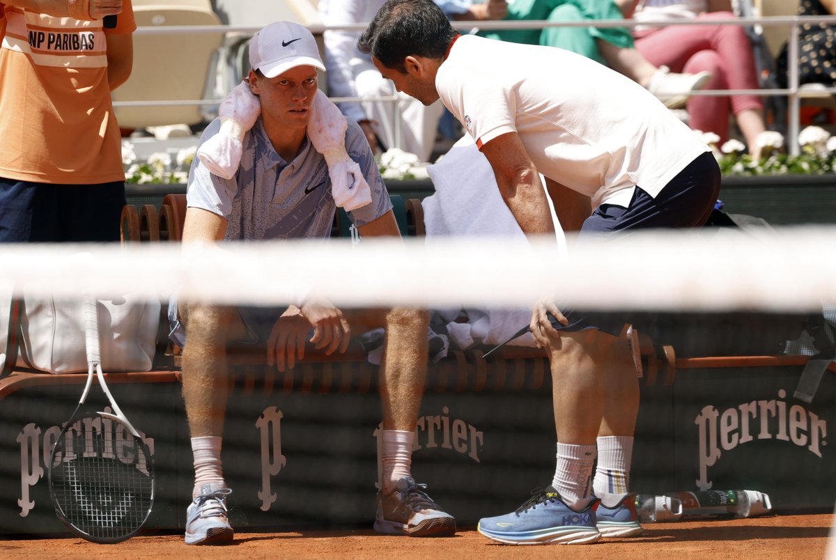 Agenzia_Ansa's tweet photo. ROLAND GARROS | Problemi fisici per Sinner durante la partita contro Cerundolo. "Non mi sento bene, ho bisogno di vomitare", ha detto il n.1 in un colloquio con il fisioterapista #ANSA https://t.co/ysbAvteVo9 https://t.co/6SIGSVxjMs