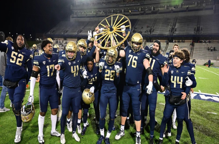 Q92Sports's tweet photo. College Foootball: @ZipsFB Times and Broadcast Schedule Released for Opening Three Weeks, Midweek MACtion and Season Finale Games.  #akronzips #akronzipsfootball #MACtion #collegefootball #Q92sports
https://t.co/foOtEB1DjU https://t.co/66AyzuxwGl