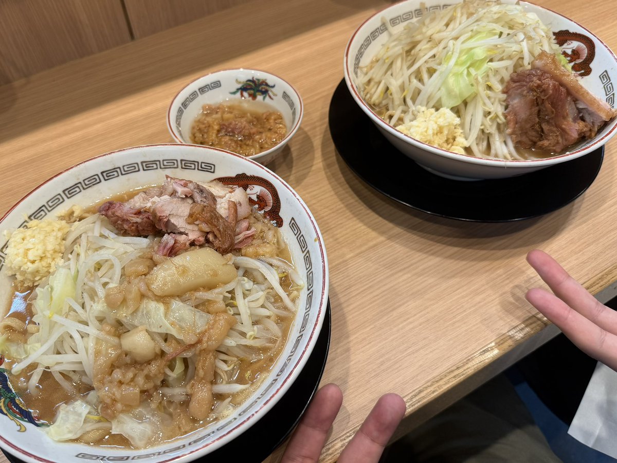 taavoice's tweet photo. 大和ツバサ氏（@YaMaT0283）に豚山を布教してきた✌🏻 https://t.co/r2RE3ZOyNm