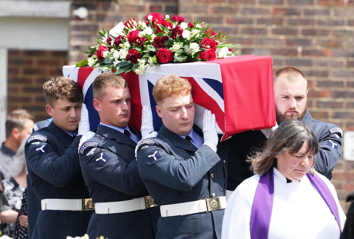 brightonsnapper's tweet photo. Funeral of RAF hero George Dunn who passed last month at 103.
F/Lt Dunn flew 44 missions with Bomber Command during the Second World War, earning the Distinguished Flying Cross. #Hero #Brighton #Spitfire #Flypast more soon @brightonargus https://t.co/AVdika0G21
