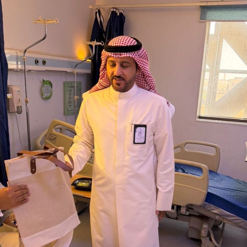 HBHCluster's tweet photo. أقام منسوبو مستشفى حفر الباطن المركزي، أحد مكونات #تجمع_حفر_الباطن_الصحي، وبالتعاون مع شركة #سابك، حفل معايدة بمناسبة #عيد_الأضحى_المبارك.
وتضمّن الحفل زيارة المرضى المنوّمين لمعايدتهم وتوزيع الهدايا عليهم، بحضور ممثلي الشركة وقيادات المستشفى، وذلك في الصالة الرئيسية بالمستشفى. https://t.co/tbkRwf1fzc