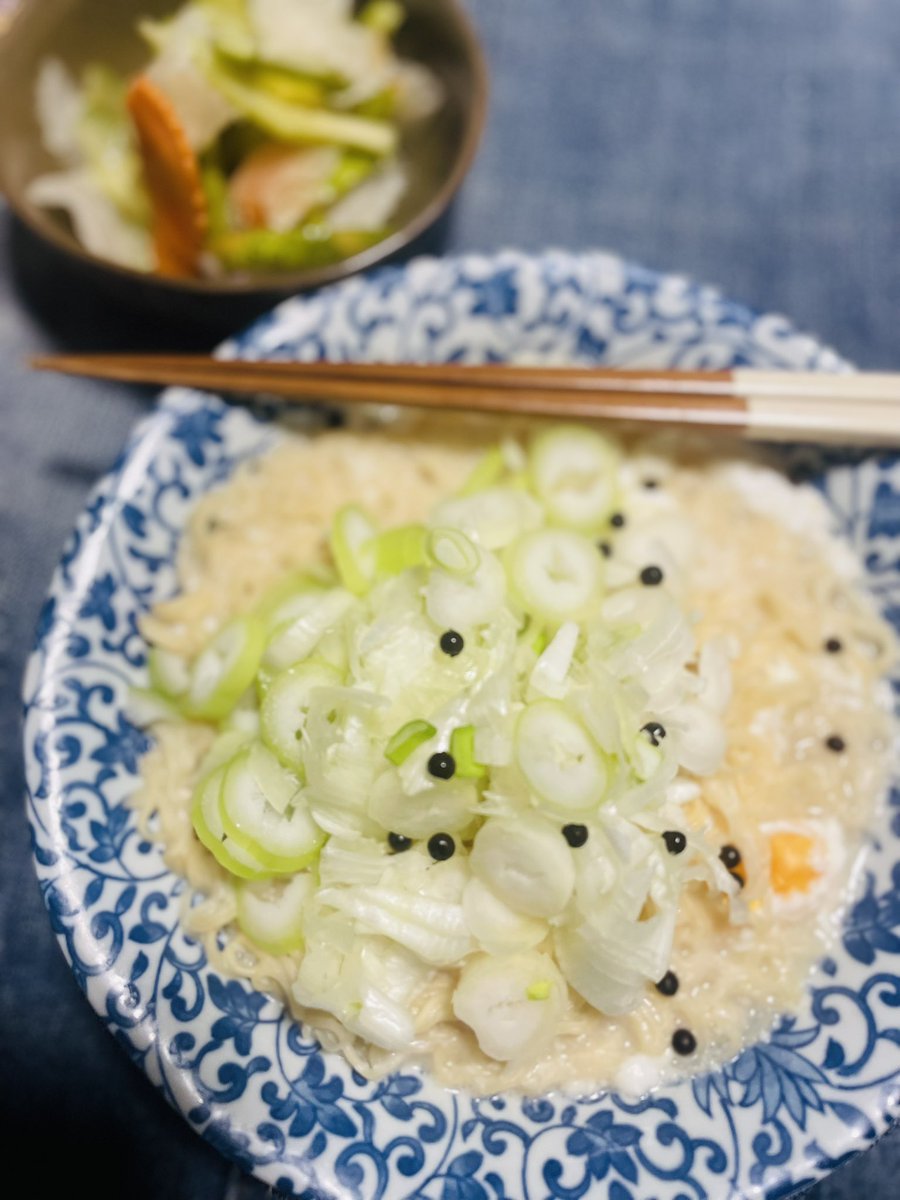 OrkunTour's tweet photo. \サオマオ/が旬を迎える雨季のはじまり。甘過ぎずフツーに好きな味だが残念かな大きな種に果実がまとわりついて食べにくい且つコロナを想起させる見た目もいただけない。授業を終えてひと息ついた午後4時ごろより体調悪化。鼻水が止まらなくなる。ラーメン🍜啜って温まり薬を服用。#雨季かぜ https://t.co/1QMryeNXVr