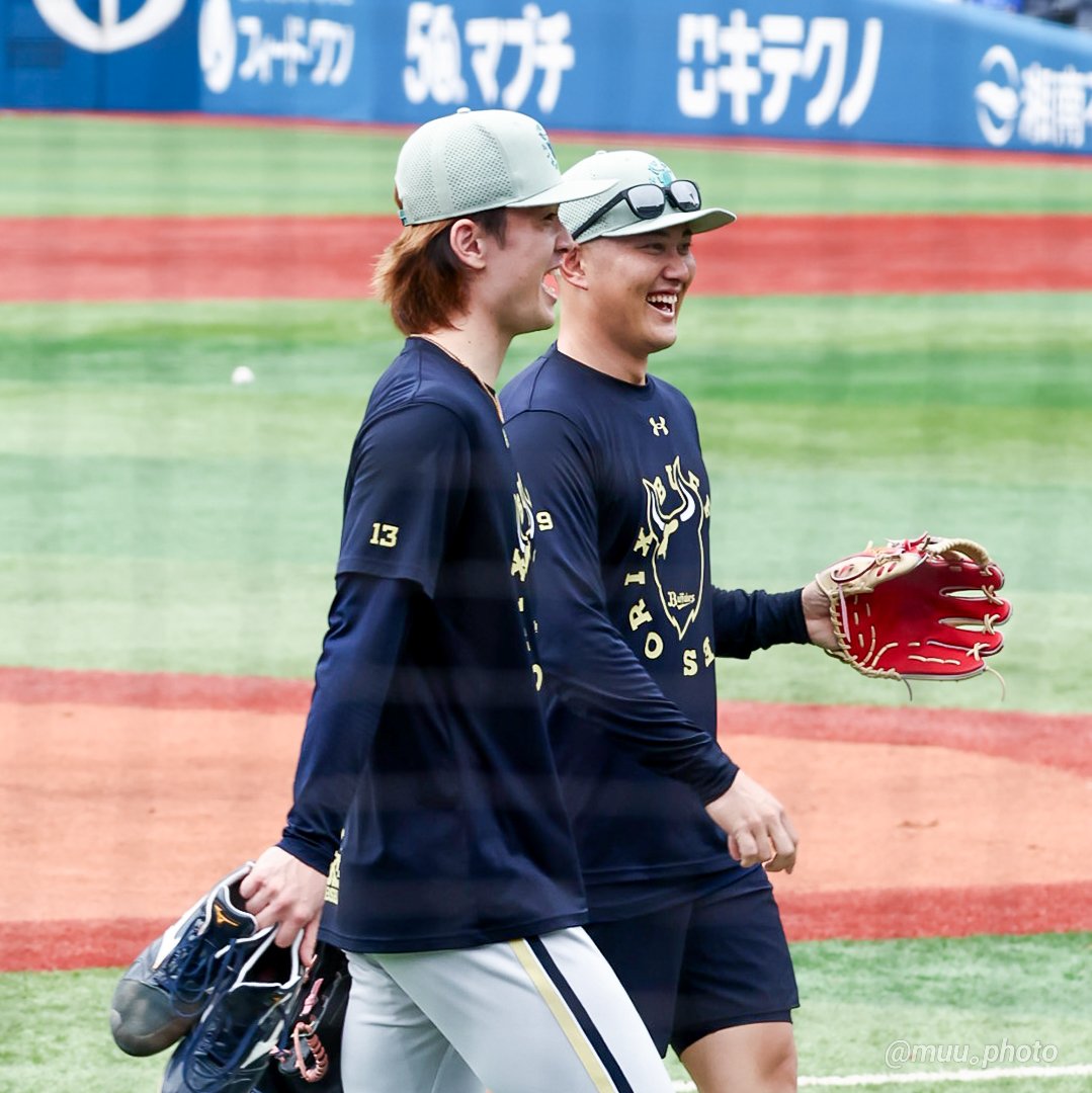 mu_hayateeshi's tweet photo. 3？さん？
なんか分からんけど二人で大爆笑

#寺西成騎  #野口智哉 #Bs2026
横浜スタジアム 2026.05.28 https://t.co/r6cAgH7XOB