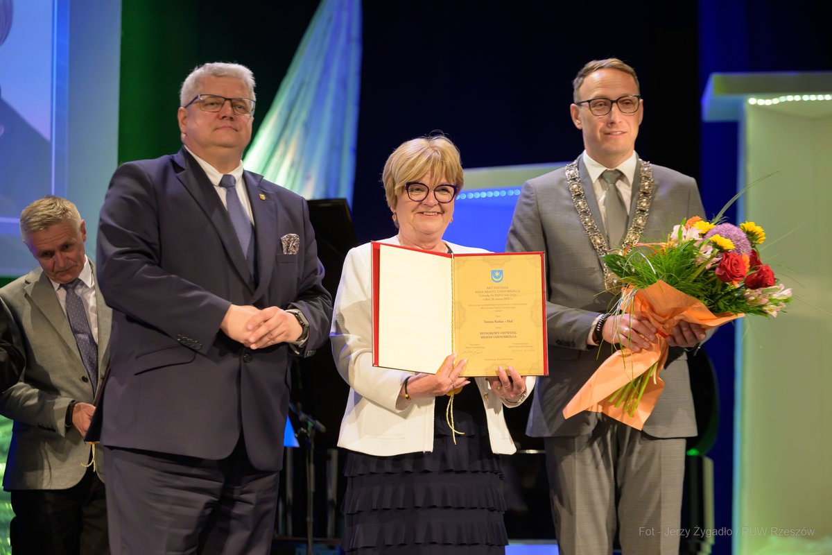 TKH_Teresa's tweet photo. 💐 Z ogromną wdzięcznością przyjęłam tytuł „Honorowy Obywatel Miasta Tarnobrzega”.

Dziękuję Radzie Miasta oraz mieszkańcom za wyróżnienie i okazane zaufanie. Szczególnie poruszyły mnie słowa o „konsekwentnie realizowanej trosce o rozwój Podkarpacia”.

Z całego serca dziękuję! ❤️ https://t.co/vZmhm7n8Ql