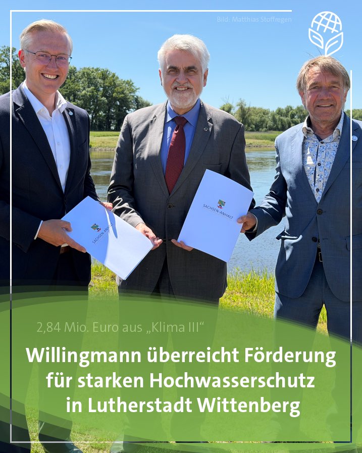 MWU_LSA's tweet photo. Umweltminister @WillingmannA hat heute Bescheide für die Lutherstadt Wittenberg überreicht. Für 2,8 Mio. Euro wird der Hochwasserschutz gestärkt und damit auch das Gelände der geplanten Landesgartenschau gesichert. https://t.co/LzxpfTI76q https://t.co/I6jR6htSeh