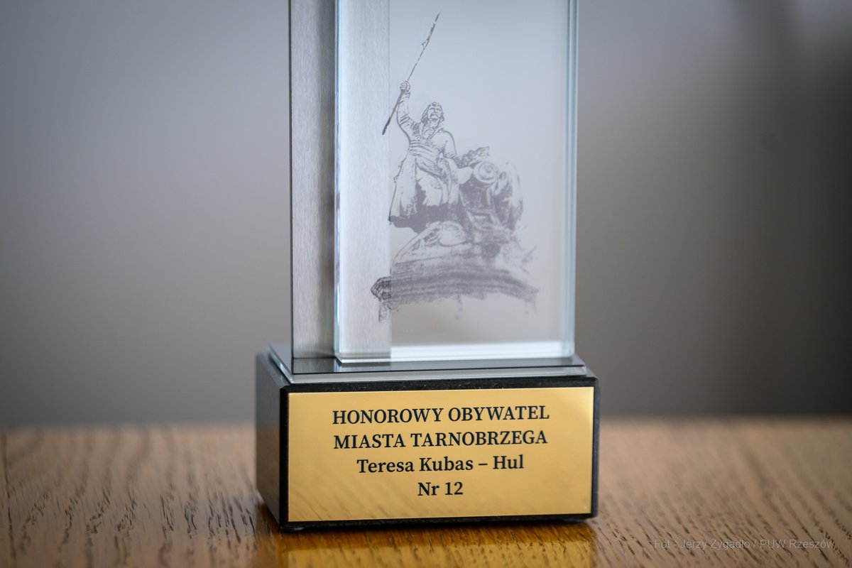 TKH_Teresa's tweet photo. 💐 Z ogromną wdzięcznością przyjęłam tytuł „Honorowy Obywatel Miasta Tarnobrzega”.

Dziękuję Radzie Miasta oraz mieszkańcom za wyróżnienie i okazane zaufanie. Szczególnie poruszyły mnie słowa o „konsekwentnie realizowanej trosce o rozwój Podkarpacia”.

Z całego serca dziękuję! ❤️ https://t.co/vZmhm7n8Ql