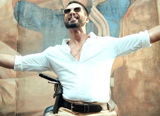 navneet_mundhra's tweet photo. Sometimes, I genuinely feel bad for #ShahidKapoor. He's such a wonderful actor but his projection has been abysmal to say the least.

The biggest culprit is his PR agency #ThinkInk which neither has the brains nor the intent to conjure up a credible & compelling narrative for him. And the WORST part is that they've ZERO idea about what's going in the industry.

So many opportunities to prop up @shahidkapoor & improve his visibility they miss simply because their intent & understanding of cinema is ZILCH.

As an actor & star, there are so many possibilities with Shahid. A more meticulous & perceptive PR would have projected & positioned him in a far smarter manner.

Despite whipping out a string of SUPERLATIVE performances and proving his versatility zillion times, one rarely reads or watches anything good about Shahid.

Compare that with much LESSER successful & talented actors than him... who are promoted & projected in a far better manner than him.

It's time for Shahid also to wake up to his potential and change his PR agency which is DEAD as a DODO.