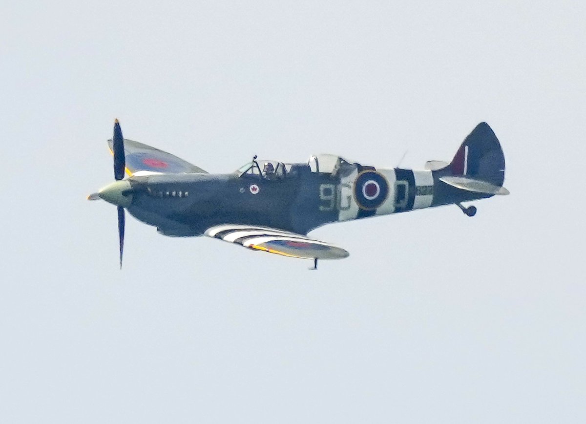 brightonsnapper's tweet photo. Funeral of RAF hero George Dunn who passed last month at 103.
F/Lt Dunn flew 44 missions with Bomber Command during the Second World War, earning the Distinguished Flying Cross. #Hero #Brighton #Spitfire #Flypast more soon @brightonargus https://t.co/AVdika0G21