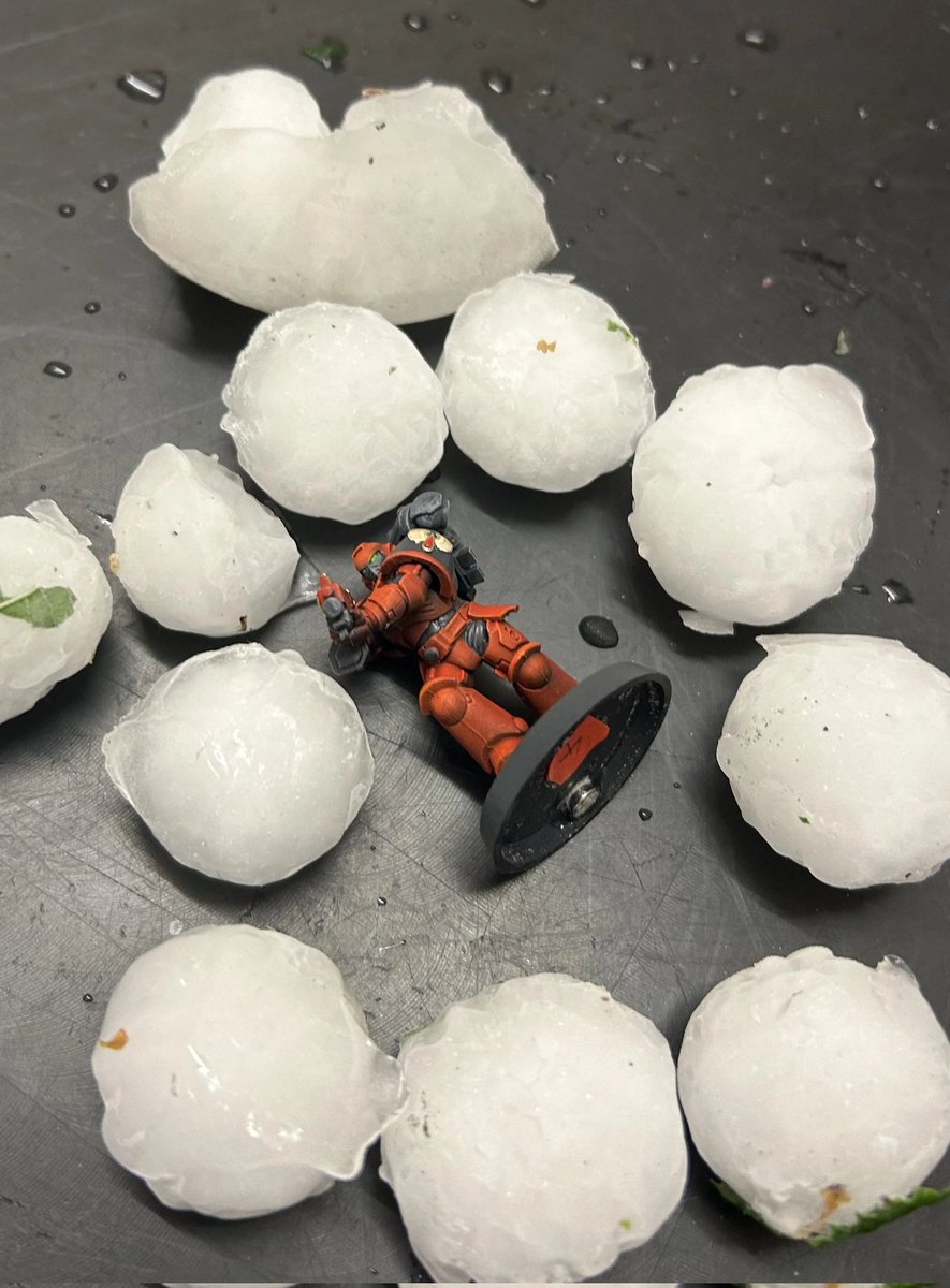 IJustNeedToM8's tweet photo. The size of his hail in Melksham last night is absolutely bewildering (Credit to u/Ballcuzi- on reddit) mentioned that their car was pummelled, no suprise there! https://t.co/xFGiwiyCfQ