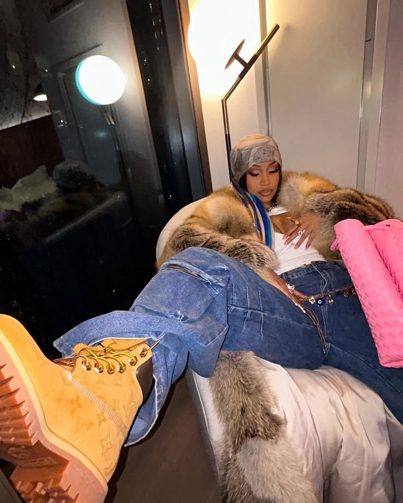 prettyandbardi's tweet photo. This Cardi B look goes sooo hard 😮‍💨🔥 https://t.co/cbwvyXob4M