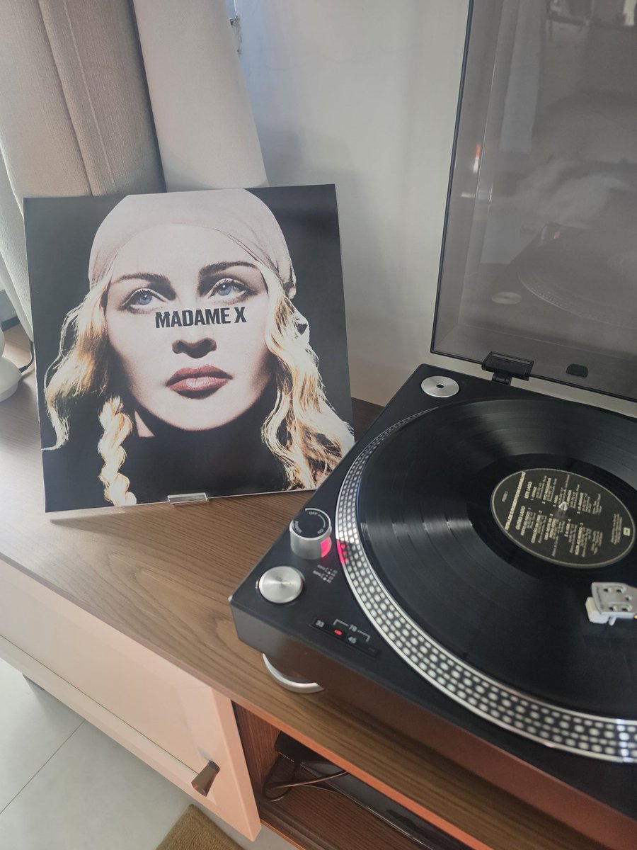 xunior79's tweet photo. Namore artistas que fazem capas para os seus álbuns. Te amo @oxtofilho 
#ritalee #madonna https://t.co/Pi2n0f2rvl