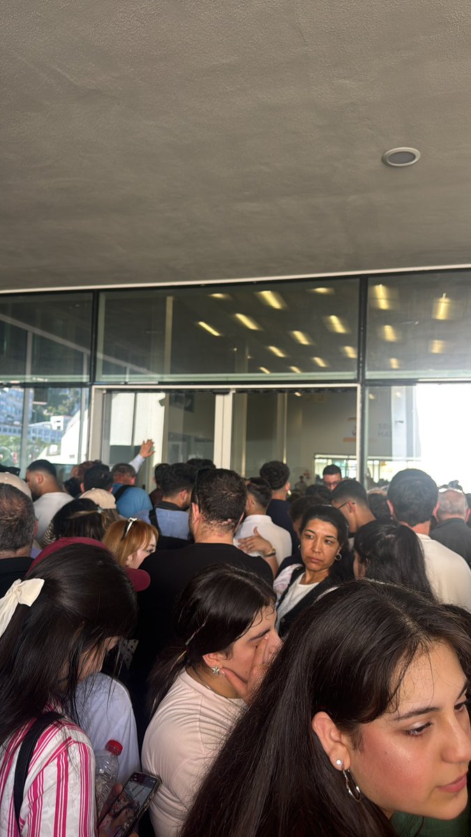 tamarkarasu's tweet photo. @sehir_hatlari 175. Yılınızı kutlamak yerine bu işin nasıl yapıldığını öğrenin önce. Vapur saatinden yarım saat önce gelip vapuru görememek nedir? Tarifeler alt üst. Ek seferlerle adalara taşıdığınız insanlar aynı sayıda sefer ile geri şehre nasıl inecekler? https://t.co/lkTqJLKVBn