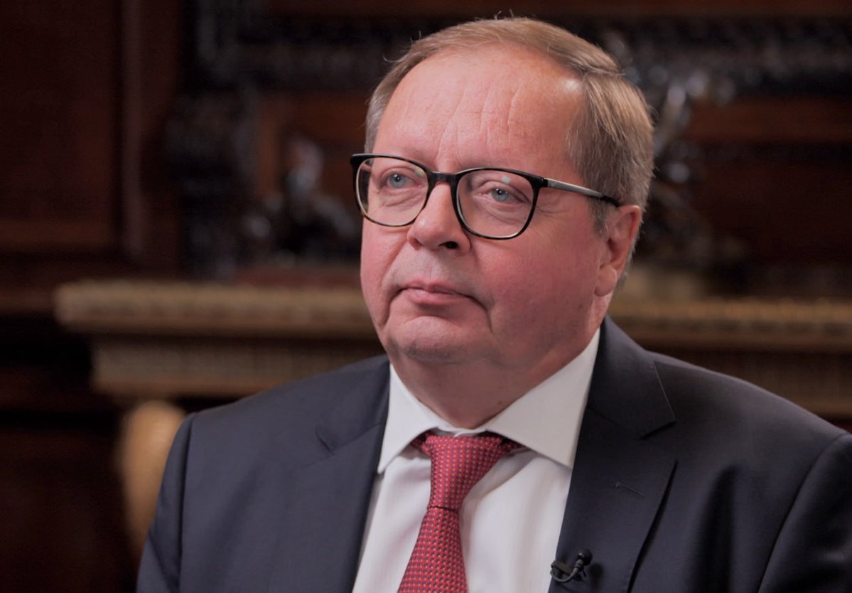 RussianEmbassyR's tweet photo. 💬Андрей Келин: Полный запрет Британии на ввоз продуктов переработки российской нефти из третьих стран был продиктован фантазиями о собственном политико-экономическом величии.

В итоге Лондон бессрочно отложил вступление в силу мер, принятых в приступе украинофилии. https://t.co/CiGS2AbvuX