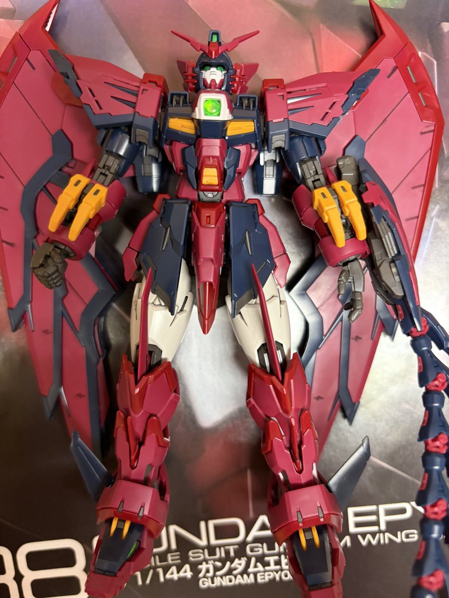 soundbeat_'s tweet photo. RGガンダムエピオン作りました
本体にアドバンスドMSジョイントを使わないので作るのに少し大変ですがその分は完成後にガシガシ動かせる利点があります😊
ウイングがあるので自立バランスを上手く取る必要はあるけど自立出来ない訳では無しで変形もできる良キットです
売れ残りが謎です😅
#ガンプラ https://t.co/xiyF6Uhw85