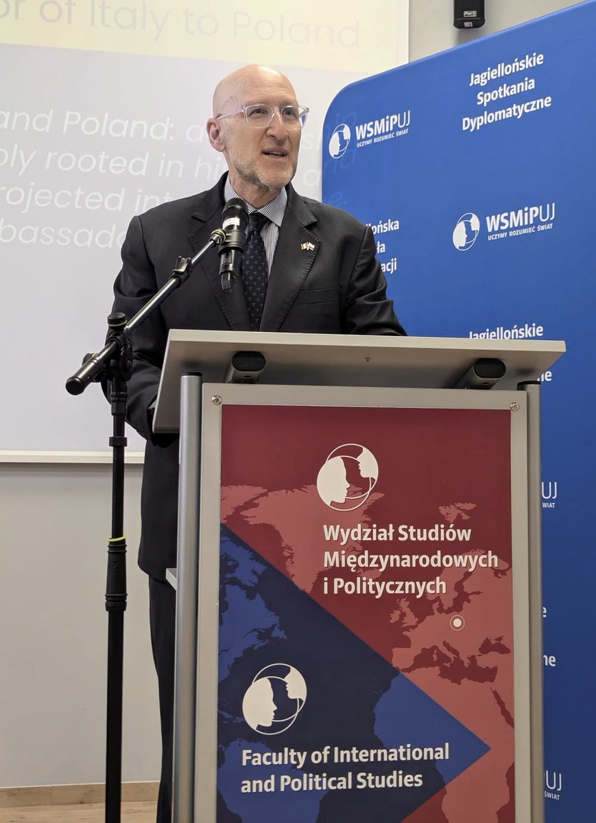 LucaFranchettiP's tweet photo. 🇮🇹🤝 🇵🇱 “Diplomatic Encounters” 2026 @JagiellonskiUni. Always a pleasure meeting brilliant and motivated students from different countries. We discussed 🇮🇹 🇵🇱 relations, 🇺🇦, 🇪🇺, security &amp; defence, regional &amp; global issues. Happy to be “grilled” in a lively Q&amp;A session. https://t.co/zmueLBxbIA