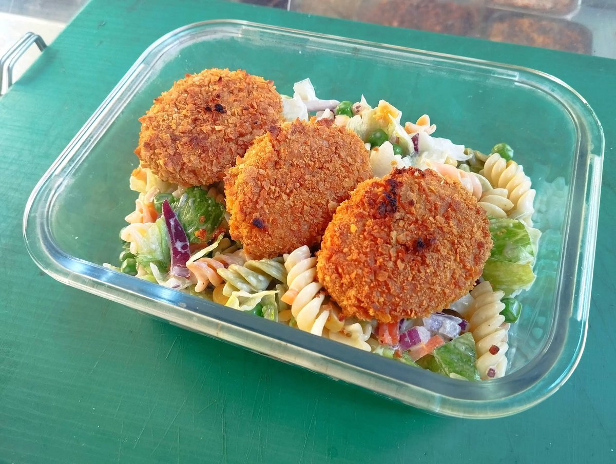 LaLineaVerde_ES's tweet photo. Buenas tardes, amigos ☺️
El plato del día es ensalada de fusilli con mayonesa y verduras 🥕🫛🌽🥬🧅 y croquetas de garbanzos y zanahoria 😋 (con mostaza y gluten).
¡Pásate a por una ración o llévate una tarta de naranja y chocolate sin gluten 🍫🍊!
¡Espero verte hoy! 💚 https://t.co/i32X5khATD