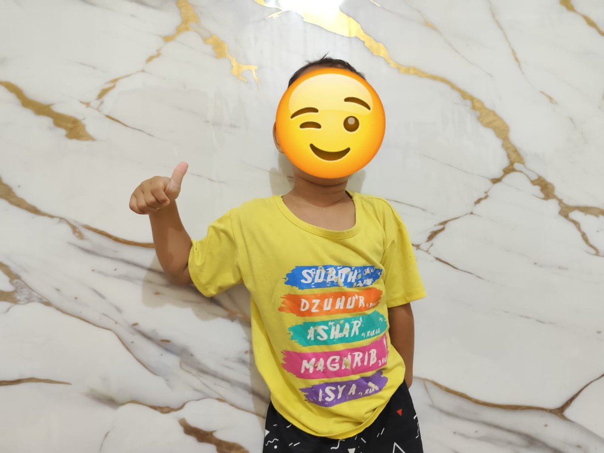 kipo_opik's tweet photo. Anak gw yg 5 tahun lagi duduk depan pintu pas tetangga dateng bawa kantong plastik gede

👦: "Yah, ini apa?" 
👨: "Daging sapi, dari kurban tetangga" 
👦: "Gratis?" 
👨: "Iya gratis" 
👦: "Enak banget... tiap taun ada?" 
👨: "Iya, tiap Idul Adha" 
👦: "Berarti kita ga perlu beli daging dong tiap lebaran?" 
👨: "Haha iya bisa dibilang gitu" 
👦: "Yah berarti kita untung dong, ga usah kurban?"

Gw langsung diem panjang, Sambil inget harga daging sapi di supermarket minggu lalu: Rp 160.000/kg

Nak, pertanyaan kamu bahaya banget 😑😭

daingnya 👇                                        anaknya👇