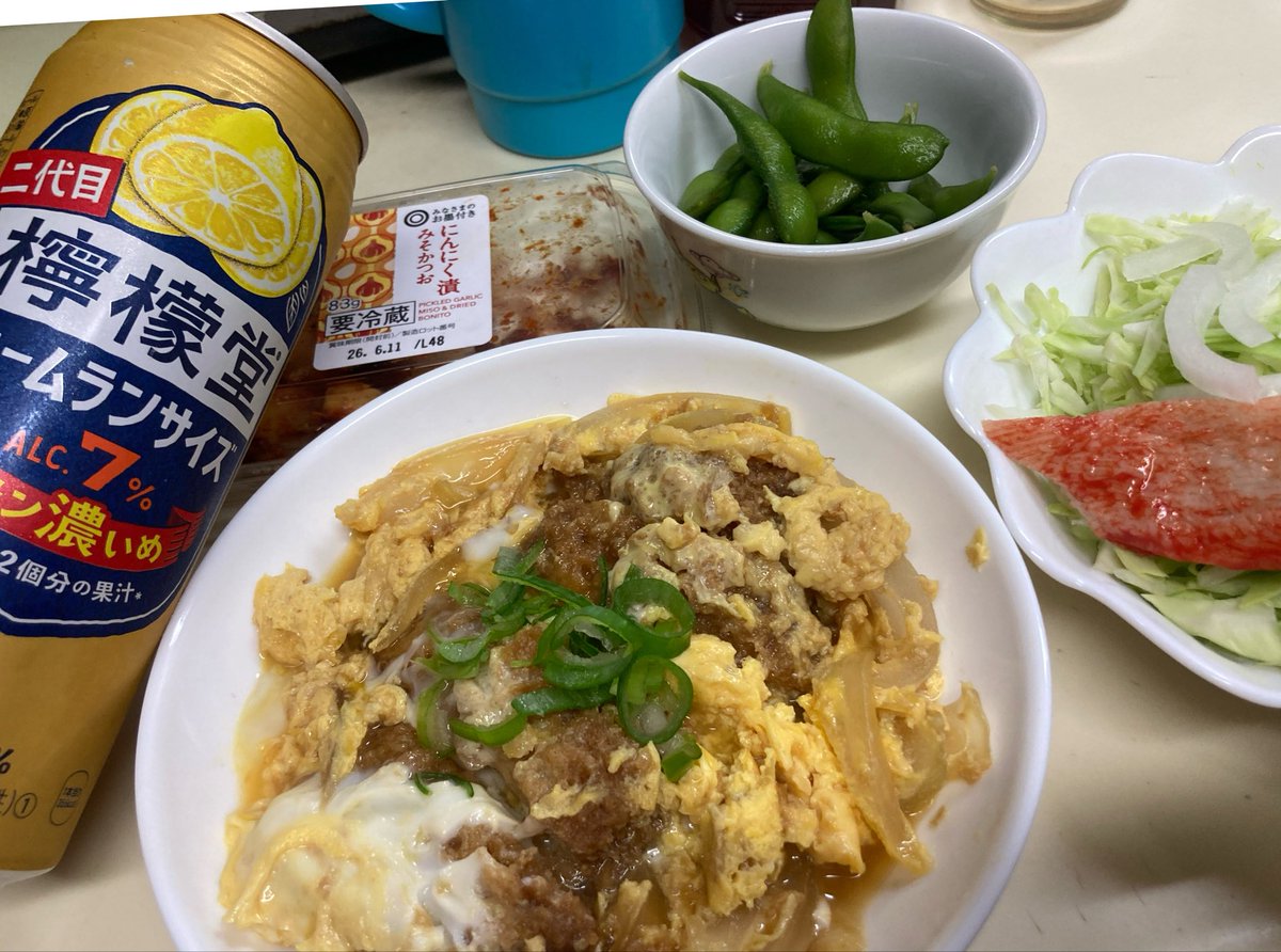 zakkizu's tweet photo. #夕食 #晩酌 #檸檬堂 #レモンサワー 
#トンカツ #カツ煮 #卵とじ 
こってり🐷トンカツでカツ煮にしました。
ホームランサイズの檸檬堂いっちゃいます♪ https://t.co/cV1N8sillz