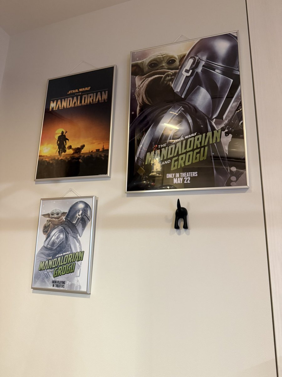 cokeburse's tweet photo. 昨日映画館で貰ったポスターを額縁に入れたのでさらに壁紙埋まってしまった

もういい加減俺の部屋の壁がない https://t.co/v7YfaMZfeT