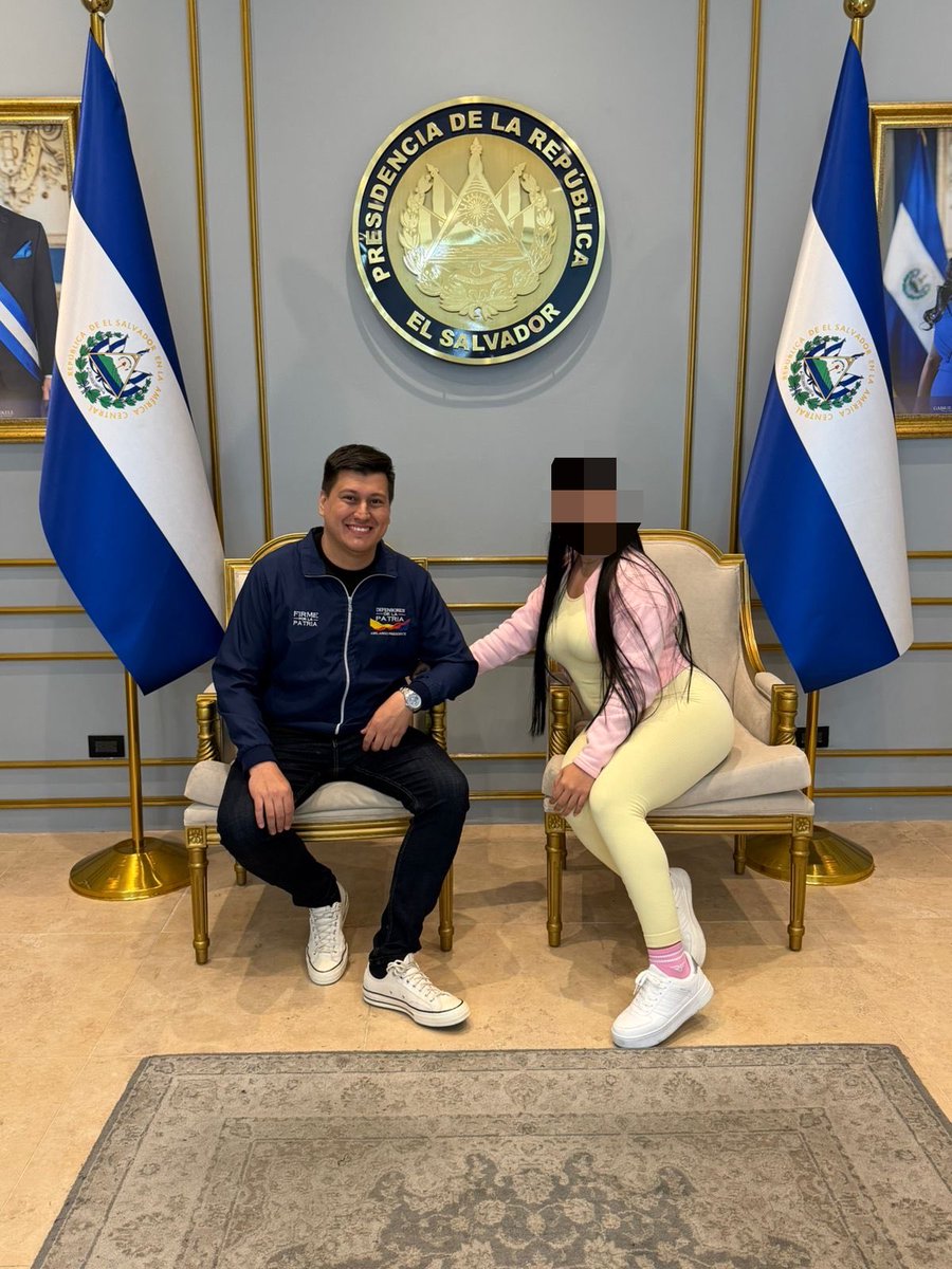 VincenthRamos's tweet photo. Quienes conocemos de cerca a Bermeo sabemos perfectamente quién es y ha sido su pareja y la relación tan sólida que tienen. Ella estuvo presente durante toda la gira, acompañándolo públicamente en cada etapa, algo que nunca han ocultado. Su cercanía, apoyo mutuo y presencia constante son hechos visibles para cualquiera que haya seguido su trayectoria reciente.

Por eso resulta difícil darle credibilidad a una versión que intenta vincular a una mujer que no hace parte del entorno cercano de Bermeo, ni como expareja ni como amiga.

Además, llama profundamente la atención el momento en el que aparece esa denuncia: justamente después de la captura del abogado señalado de estar realizando extorsiones. La coincidencia temporal no puede pasarse por alto. Más bien parece un intento desesperado de desviar la atención, construir una versión conveniente y proteger intereses comprometidos tras la investigación.

Lejos de debilitar la tesis de la extorsión, esta denuncia termina reforzándola todavía más. Porque cuando las acusaciones aparecen únicamente después de que se descubren presiones indebidas o maniobras irregulares, lo que generan no es confianza, sino más dudas sobre las verdaderas intenciones detrás de todo el caso.