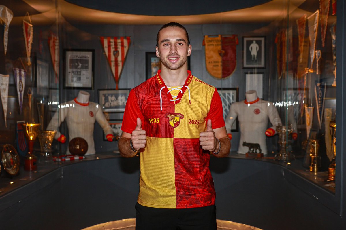 yellowredwall's tweet photo. 🗣️ @memetozcan : "Bernardo Silva'yı konuşuyoruz ama Galatasaray 10 numarada önceliği Can Uzun'a çevirecek.

Sallai satılırsa, Galatasaray'ın kadrosuna katmaya çalışacağı oyuncu Göztepe'den Arda Okan Kurtulan.

Singo da yeni sezon planlamasında sağ bekte düşünülüyor."

(@aspor) https://t.co/ggahXp8dtX