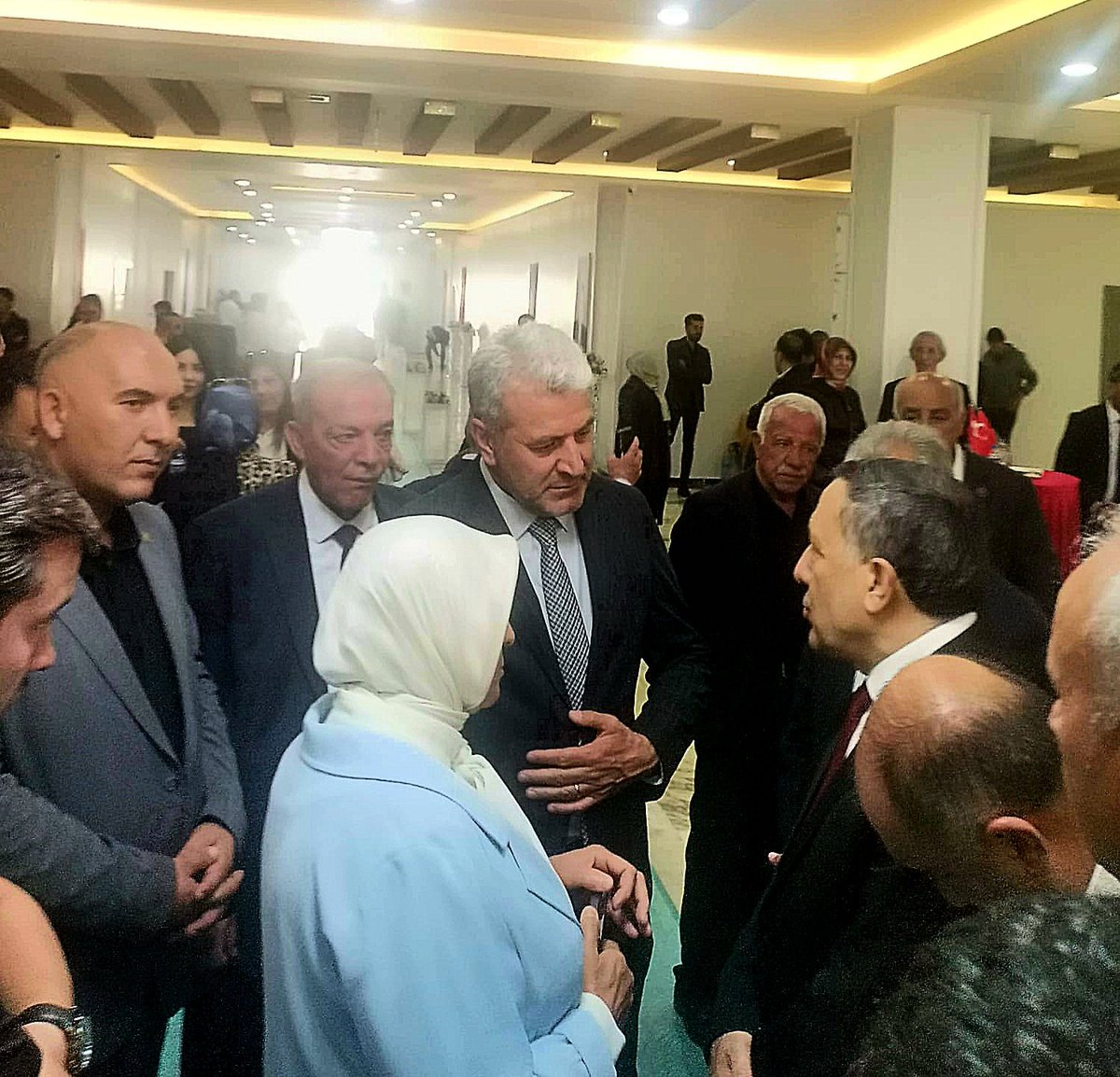 umitkanan72's tweet photo. 📍 Edremit / Uygulama Oteli
📌 Bayramlaşma Programı

AK Parti Van İl Başkanlığımız tarafından düzenlenen bayramlaşma programında, Tuşba teşkilatı olarak kıymetli yol arkadaşlarımızla birlikte yer aldık. Bayramın bereketini, kardeşliğini ve muhabbetini teşkilat mensuplarımızla aynı gönül sofrasında paylaşmanın mutluluğunu yaşadık.

Birliğimizin daim, kardeşliğimizin güçlü olduğu nice bayramlarda buluşmayı temenni ediyor; aziz milletimizin Kurban Bayramı’nı bir kez daha gönülden tebrik ediyorum.

#AKPartiTuşba #KurbanBayramı #Bayramlaşma #BirlikBeraberlik #TürkiyeYüzyılı
@Akparti 
@AKGMTeskilat
@K_Turkmenoglu_V 
@Burhan_Kayaturk