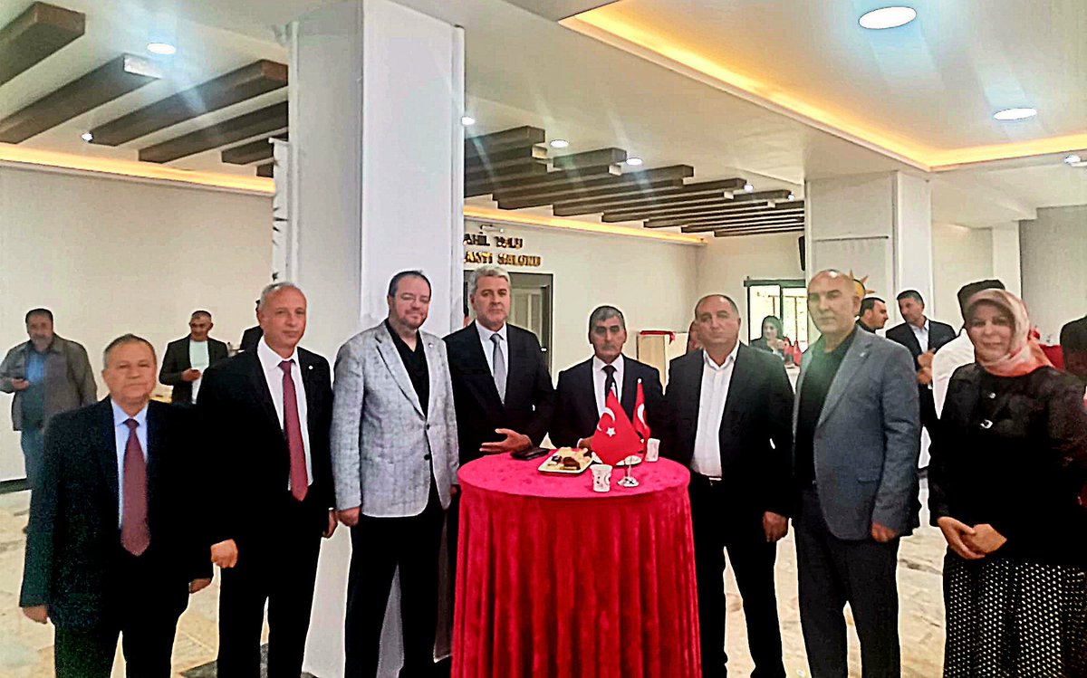 umitkanan72's tweet photo. 📍 Edremit / Uygulama Oteli
📌 Bayramlaşma Programı

AK Parti Van İl Başkanlığımız tarafından düzenlenen bayramlaşma programında, Tuşba teşkilatı olarak kıymetli yol arkadaşlarımızla birlikte yer aldık. Bayramın bereketini, kardeşliğini ve muhabbetini teşkilat mensuplarımızla aynı gönül sofrasında paylaşmanın mutluluğunu yaşadık.

Birliğimizin daim, kardeşliğimizin güçlü olduğu nice bayramlarda buluşmayı temenni ediyor; aziz milletimizin Kurban Bayramı’nı bir kez daha gönülden tebrik ediyorum.

#AKPartiTuşba #KurbanBayramı #Bayramlaşma #BirlikBeraberlik #TürkiyeYüzyılı
@Akparti 
@AKGMTeskilat
@K_Turkmenoglu_V 
@Burhan_Kayaturk