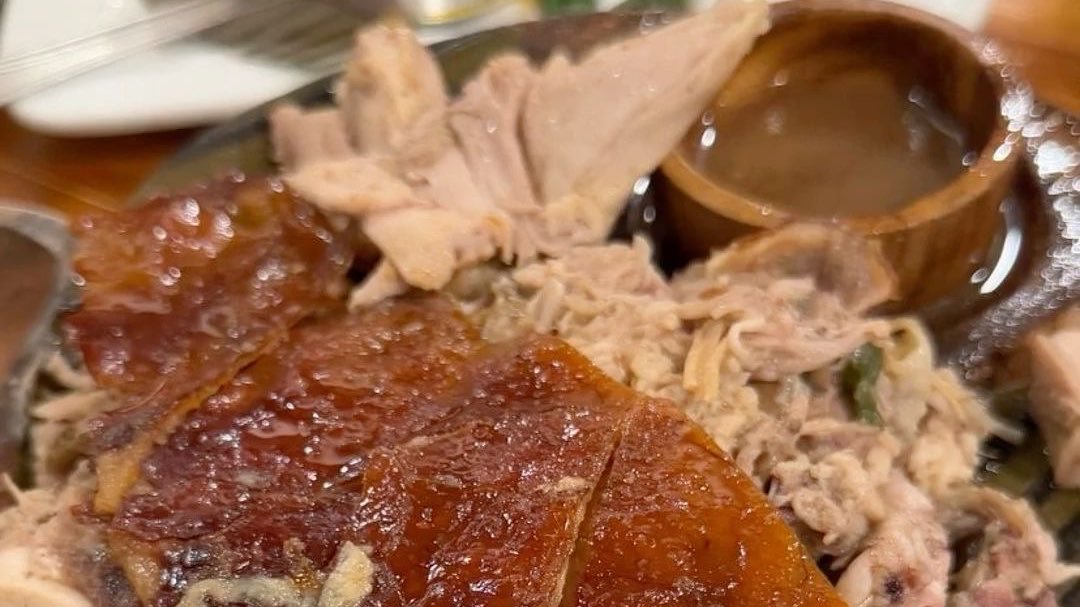 7zning's tweet photo. cebu lechon da goat 🔥 💯

w/ my masungit na date hehe 😙 https://t.co/SMV8QZky5r