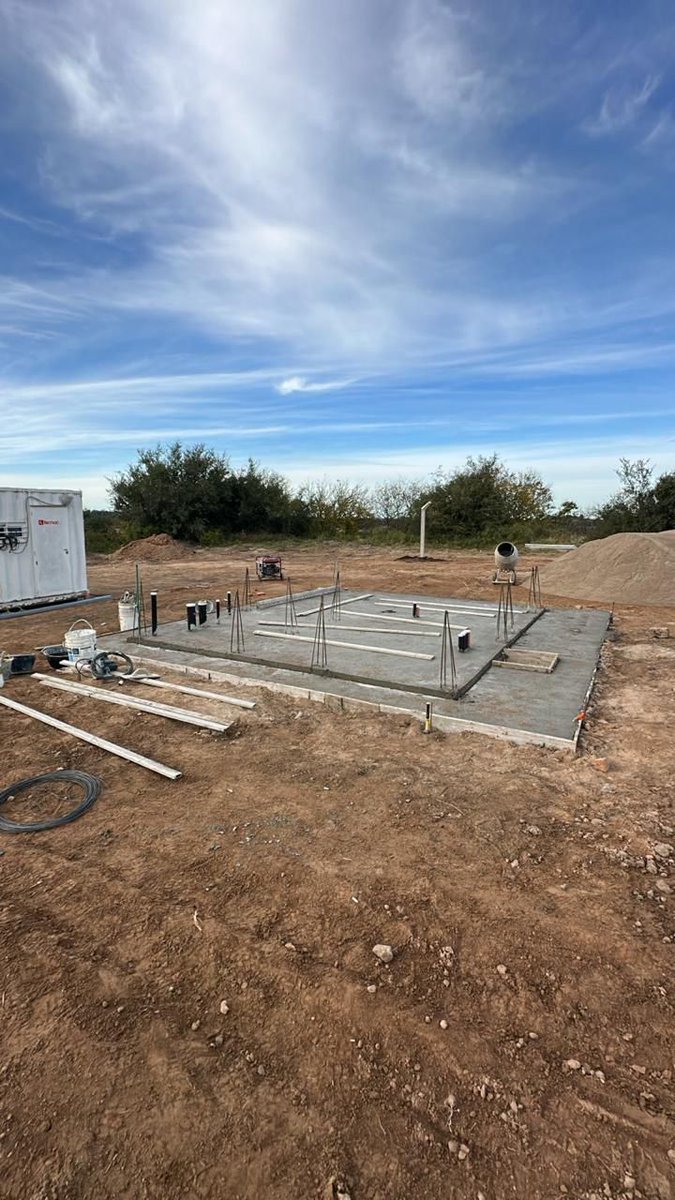 MinSPcba's tweet photo. 🏗️💧 AMPLÍAMOS LA INFRAESTRUCTURA CLOACAL EN BARRIOS DE RÍO CUARTO

Avnazamos en una obra estratégica de saneamiento cloacal en los barrios 26 de Septiembre (AGEC) y Universidad, que beneficiará a más de 25 mil vecinos y vecinas. 👷🏽👏🏽

✅ Los trabajos ya superan el 25% de avance e incluyen:

🔸Nuevas redes colectoras,
🔸Conexiones domiciliarias,
🔸Estación de bombeo
🔸Nuevo colector cloacal