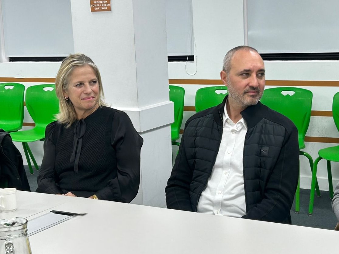 gfalvarez's tweet photo. Junto a la Ministra de Educación de la Ciudad, @mechimiguel , recibimos en el Centro de Simulación a autoridades de NTT Data y @salesforce , y a egresados de Talento Tech que, tras finalizar su formación, hoy forman parte de estas empresas. https://t.co/YmVU4ghAxD