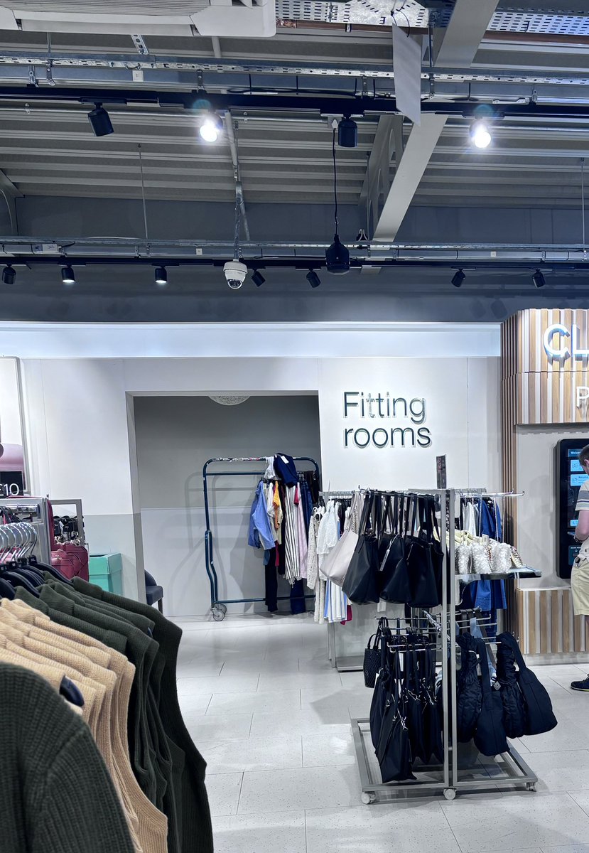 JillGwynne's tweet photo. Hey @marksandspencer what do the men in your Malvern store get their own fitting room and the women don’t? This is illegal https://t.co/nexU3NuKXV