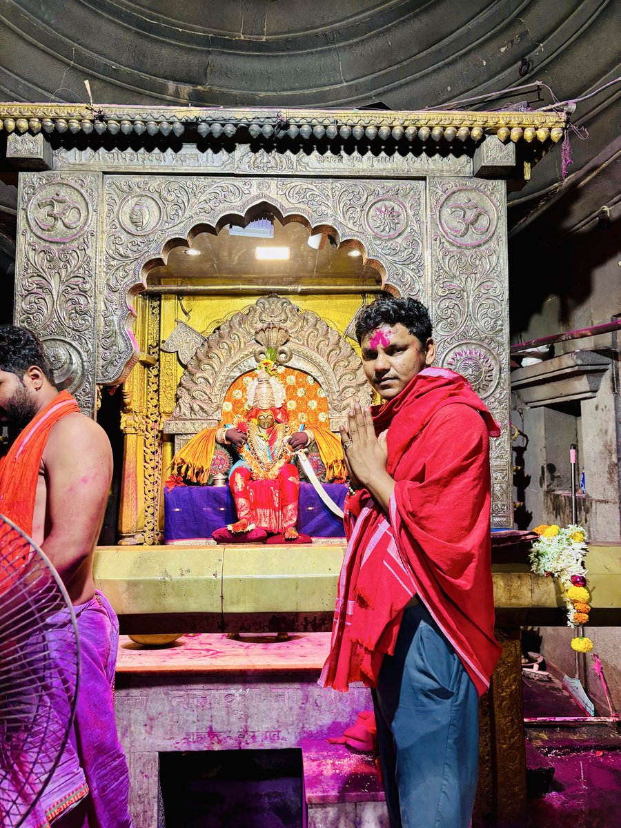 DMShinde_'s tweet photo. “दख्खनचा राजा ज्योतिबाच्या नावानं चांगभलं”

आज श्री क्षेत्र वाडी रत्नागिरी येथे दख्खनचे राजा श्री ज्योतिबा महाराज यांच्या पवित्र दर्शनाने मन भारावून गेले. 🙏
(३/१) https://t.co/1s5HfdAQKB