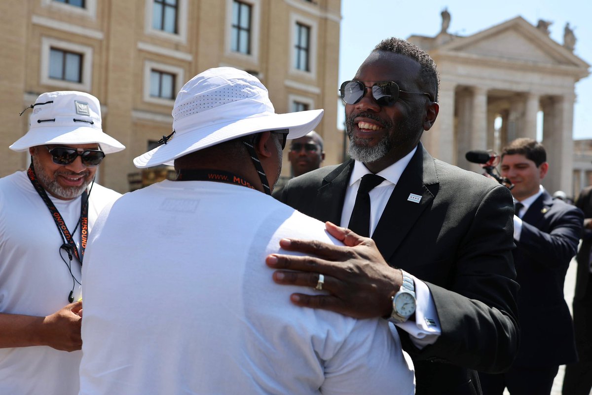 byaliceyin's tweet photo. Mayor Brandon Johnson has entered the Vatican, per photos provided by his photographer Vashon Jordan. Sporting a Chicago flag pin — and was greeted by some tourists in Chicago who recognized him: https://t.co/PQG2yKLHPB