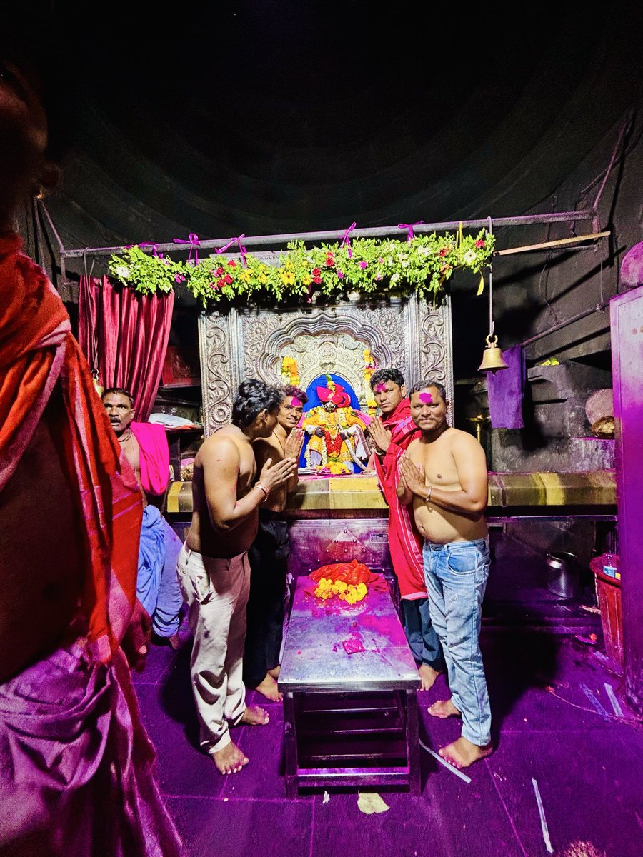 DMShinde_'s tweet photo. जिल्हा परिषदेमध्ये बहुमताने मिळालेल्या अभूतपूर्व विजयांनंतर प्रथमच श्री ज्योतिबांच्या चरणी नतमस्तक होत सर्व मायबाप जनतेच्या सुख, समृद्धी, आरोग्य आणि कल्याणासाठी मनोभावे प्रार्थना केली.
(३/२) https://t.co/OTwhmj0WgF