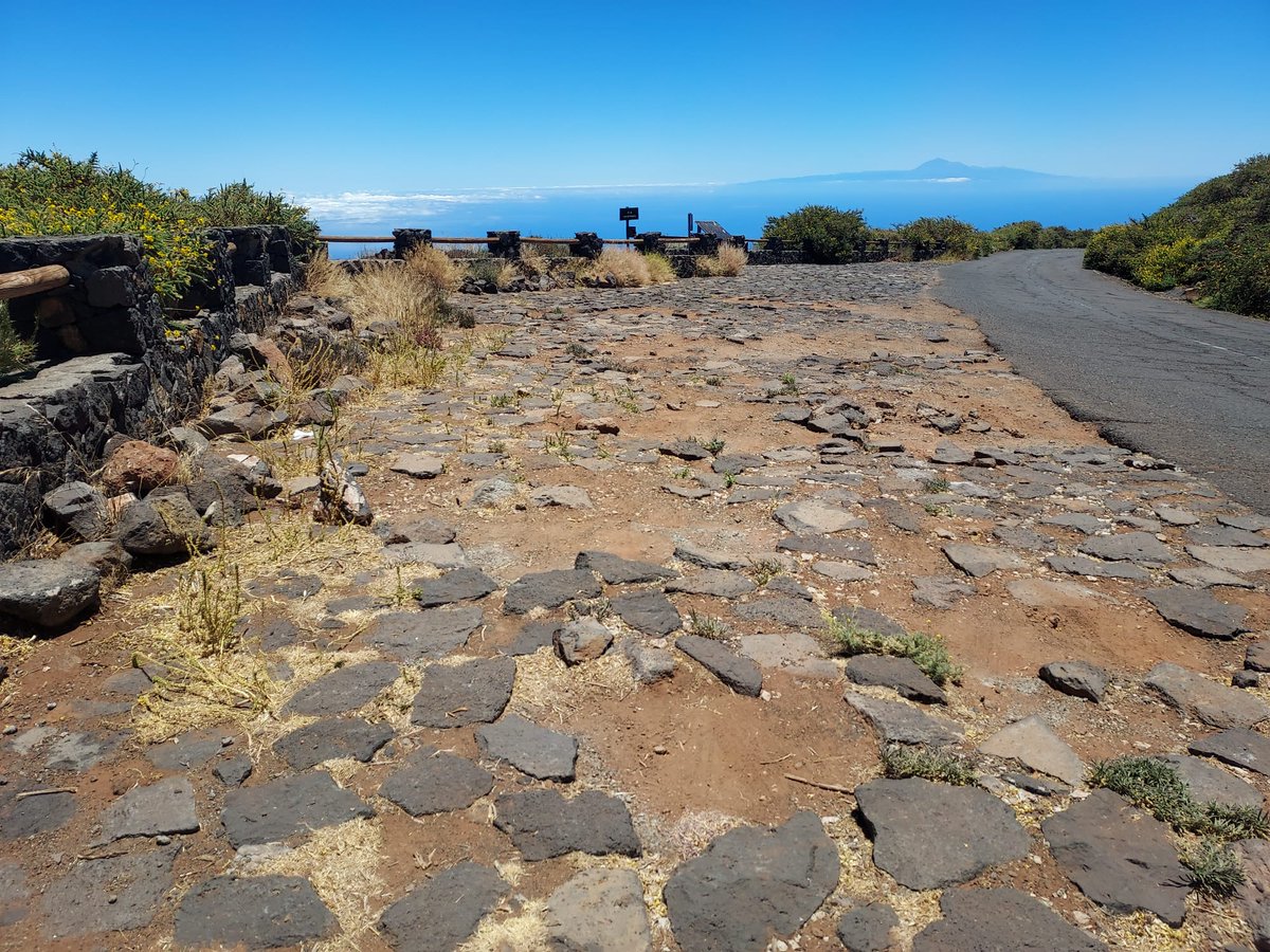 ElTimeLaPalma's tweet photo. Guías Starlight y Cabildo buscan alternativas ante las obras en la LP-4 y los miradores astronómicos #lapalma #canarias #noticias #eltime https://t.co/v8JqV6zbIl https://t.co/ofox2xV7wv