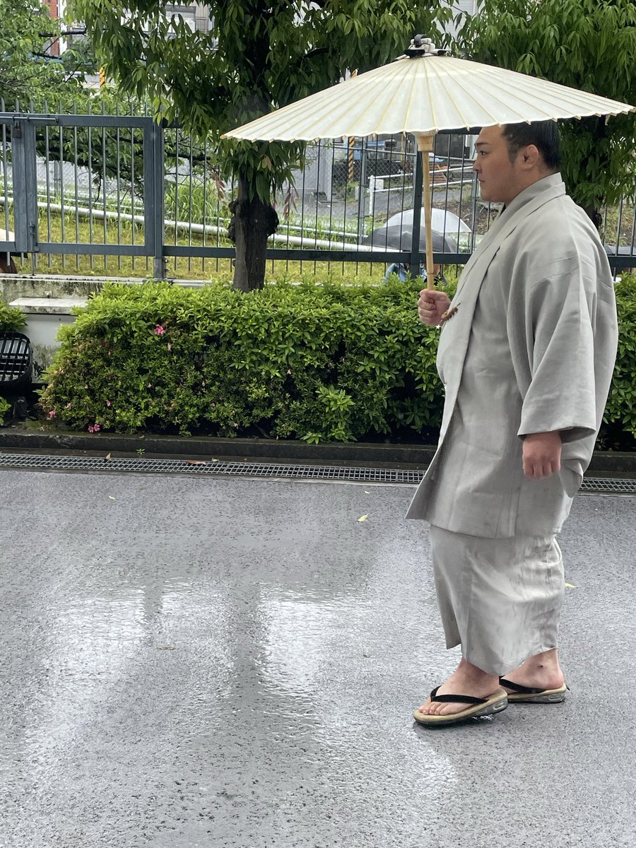 Sumonekochan's tweet photo. 雨で寒くて少し凹んでたけど、おかげで番傘姿を見ることができました。皆美しい。四股名入ってる番傘素敵すぎる。#炎鵬
#白鷹山 #朝翠龍 https://t.co/xFfD1G6frf