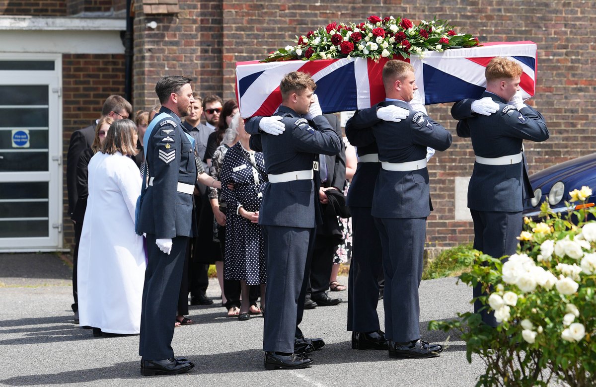 brightonsnapper's tweet photo. Funeral of RAF hero George Dunn who passed last month at 103. F/Lt Dunn flew 44 missions with Bomber Command during the Second World War, earning the Distinguished Flying Cross. #Hero #Brighton #Spitfire #Flypast more soon
@brightonargus https://t.co/VH17jItdiv