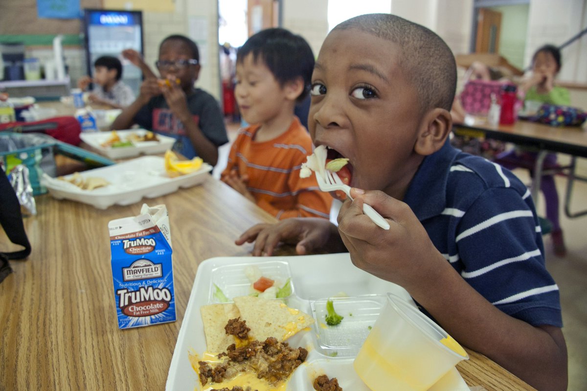 bcpsva's tweet photo. ☀️ FREE Summer Meals for Kids &amp; Teens! 🍎🥪

BCPS will provide FREE breakfast &amp; lunch for all children and teens under 18 June 1–25, 2026 (Mon–Thurs).

📍 BHS
📍 RMS
📍 TOT
       Breakfast: 7:30–8 AM
🍽 Lunch: 11 AM–12 PM
⚠️ Meals must be eaten onsite. https://t.co/hH097ADT5J