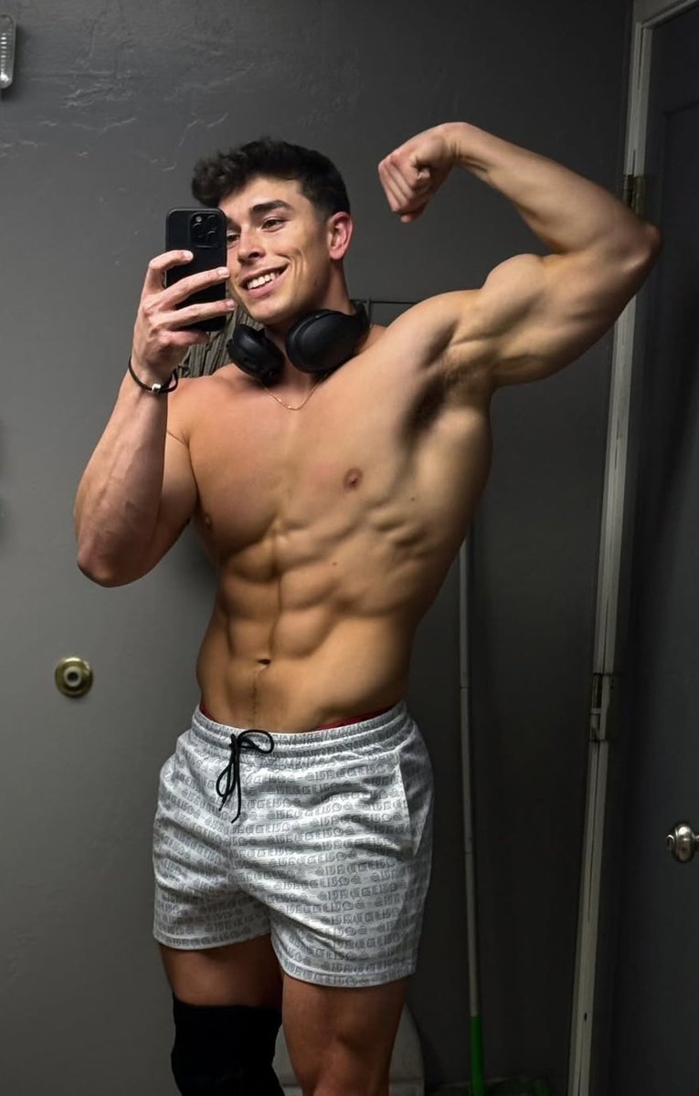 SHIRTLESS05's tweet photo. Hot guy spotted 🚨🔥😍 https://t.co/YOlEqbC0ev