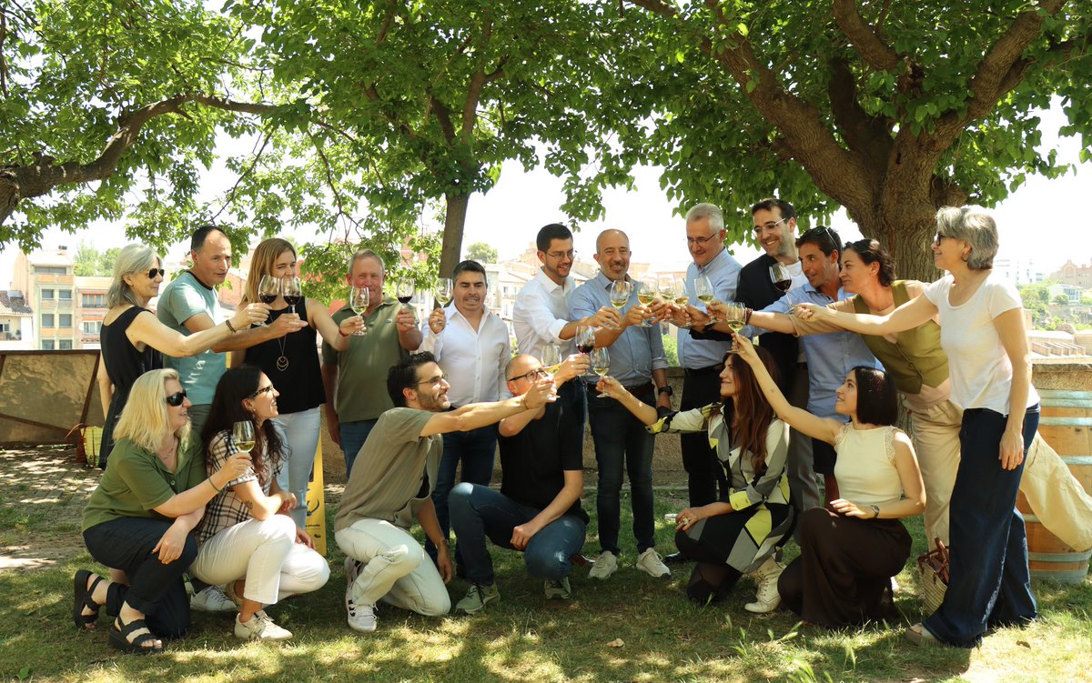 marc_aloy's tweet photo. Presentem la 9a edició de la Fira ViBa! #Manresa i el Bages som territori amb una gran tradició vitivinícola i ho volem compartir. Aquest any tornem al Parc de la Seu, on gaudirem d'un ampli ventall d'activitats al voltant dels nostres vins. Us hi esperem del 4 al 7 de juny! https://t.co/L2pBH7leQI