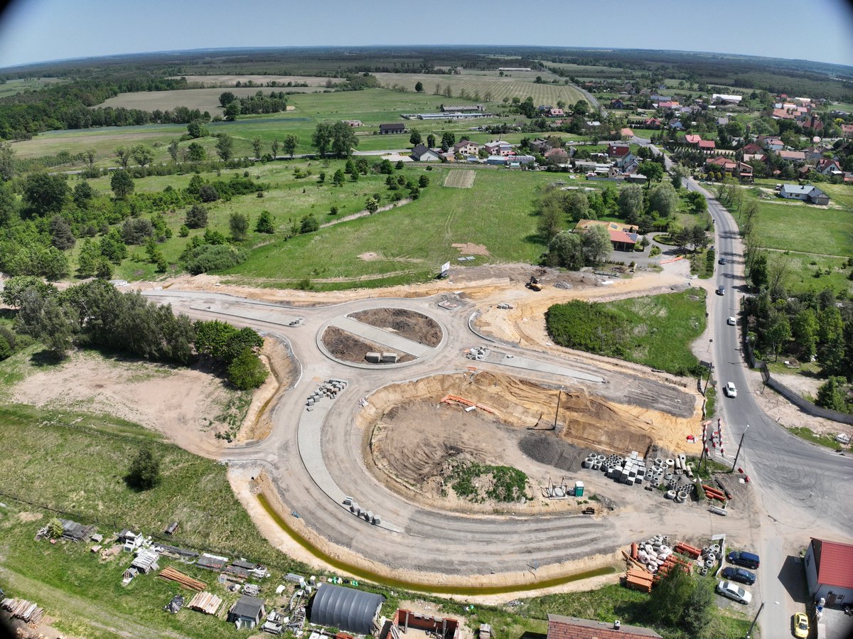 GDDKiA_Wroclaw's tweet photo. A tak wygląda rozbudowa #DK36 między Prochowicami a Lisowicami z lotu ptaka 🐦🚧 — układ drogi już teraz zmienia krajobraz regionu. Będzie szybciej, bezpieczniej i zdecydowanie nowocześniej. #infrastrukturaGDDKIA #drogiGDDKIA🙂 https://t.co/1czhbo9UAJ
