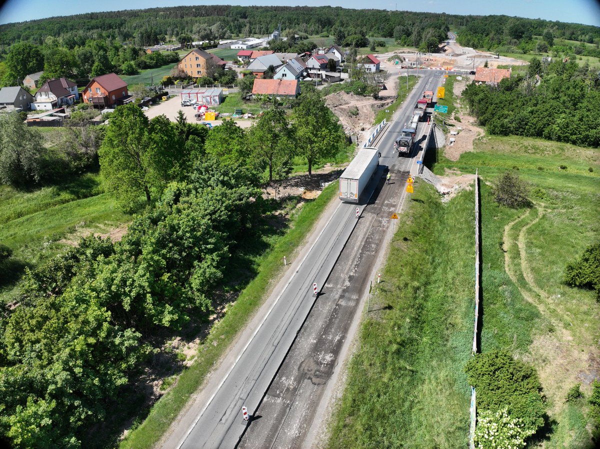 GDDKiA_Wroclaw's tweet photo. A tak wygląda rozbudowa #DK36 między Prochowicami a Lisowicami z lotu ptaka 🐦🚧 — układ drogi już teraz zmienia krajobraz regionu. Będzie szybciej, bezpieczniej i zdecydowanie nowocześniej. #infrastrukturaGDDKIA #drogiGDDKIA🙂 https://t.co/1czhbo9UAJ