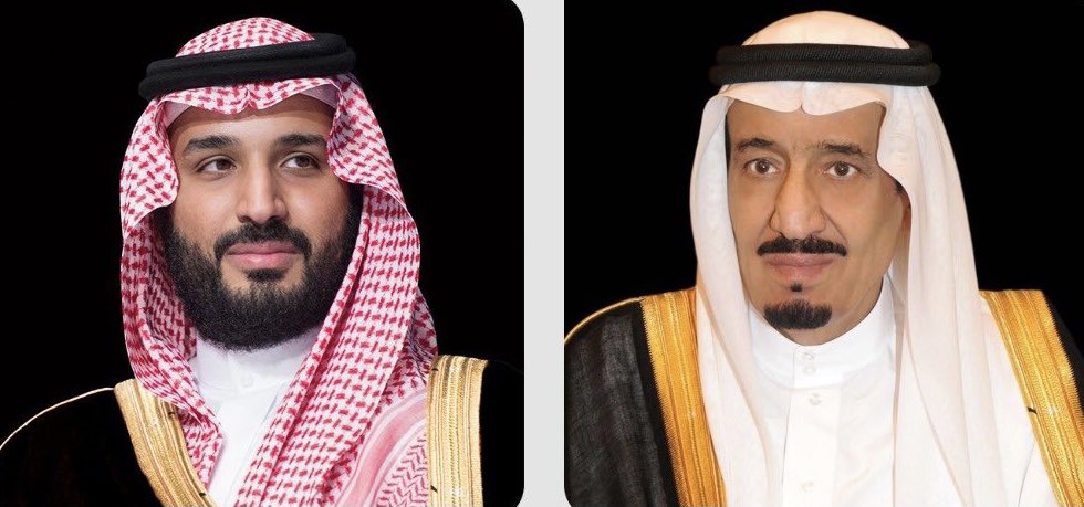 AlwatanNews24's tweet photo. صدر عن الديوان الملكي اليوم البيان التالي:

 "بيان من الديوان الملكي"

 تلقى خادم الحرمين الشريفين الملك سلمان بن عبدالعزيز آل سعود، وصاحب السمو الملكي الأمير محمد بن سلمان بن عبدالعزيز آل سعود ولي العهد رئيس مجلس الوزراء -حفظهما الله- ببالغ الحزن وعظيم الأسى نبأ وفاة فخامة رئيس الجمهورية اليمنية السابق عبدربه منصور هادي -رحمه الله رحمة واسعة وأسكنه فسيح جناته-.

 وأعربا -أيدهما الله- عن بالغ التعازي وصادق المواساة لعائلة الفقيد، ولحكومة وشعب الجمهورية اليمنية الشقيق.

 وأكد خادم الحرمين الشريفين وسمو ولي العهد -حفظهما الله- وقوف المملكة العربية السعودية وشعبها مع الجمهورية اليمنية وشعبها ويشاطرونهم مشاعر الأسى والألم، ويسألون الله العلي القدير أن يلهم عائلة الفقيد والشعب اليمني الشقيق الصبر والسلوان، وأن يديم على الجمهورية اليمنية وشعبها الشقيق الأمن والاستقرار. إنا لله وإنا إليه راجعون.