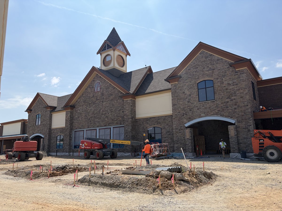 Wegmans's tweet photo. We are excited to continue our NC expansion! Our first Charlotte location will open on October 14th in Ballantyne. If you are interested in learning more or joining the Wegmans team, check here: https://t.co/fEtVZwurNn https://t.co/6jwp2TrBiE