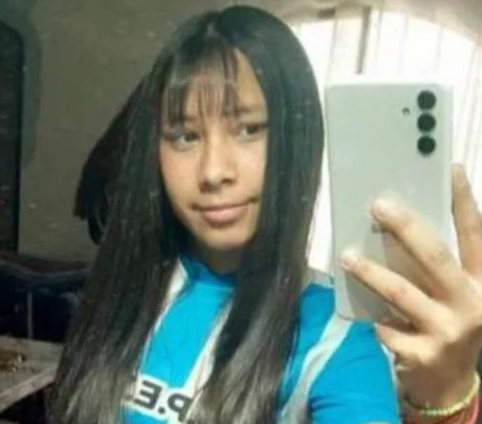 VilchesLaura's tweet photo. Agostina Vega sigue sin aparecer. La familia, sus docentes, sus compañerxs de escuela y amigxs denuncian la demora en activar los procesos de búsqueda, cruciales en casos de desaparición de mujeres e infancias. Delicia Mamaní nos falta hace 6 meses. La historia se repite.
Lxs vecinxs reclaman que  @QuinterosJP  no se haya puesto a disposición de la familia y como denunciaban ayer, ni si quiera se haya acercado. El PJ provincial es responsable de que una niña falte desde hace 5 días de su casa. Que Agostina aparezca con vida ya!