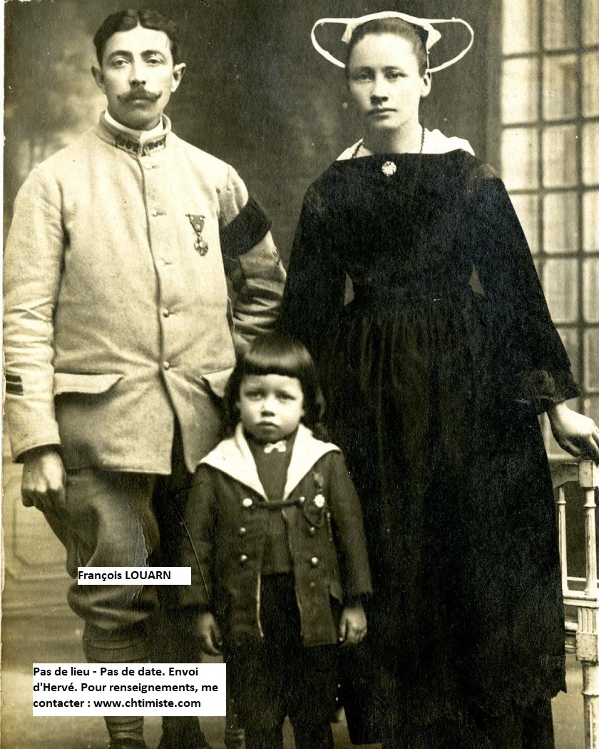 Le_Chtimiste's tweet photo. François LOUARN du 262ème régiment d'infanterie. Cultivateur breton mobilisé en 1914. On le voit ici avec sa femme Marie Françoise et leur fils. il est cité à l’ordre de son régiment en 1918 pour avoir "pris part aux attaques comme homme d’élite."-Merci à Hervé #Chtimiste #262eRI https://t.co/P599GmVJq5