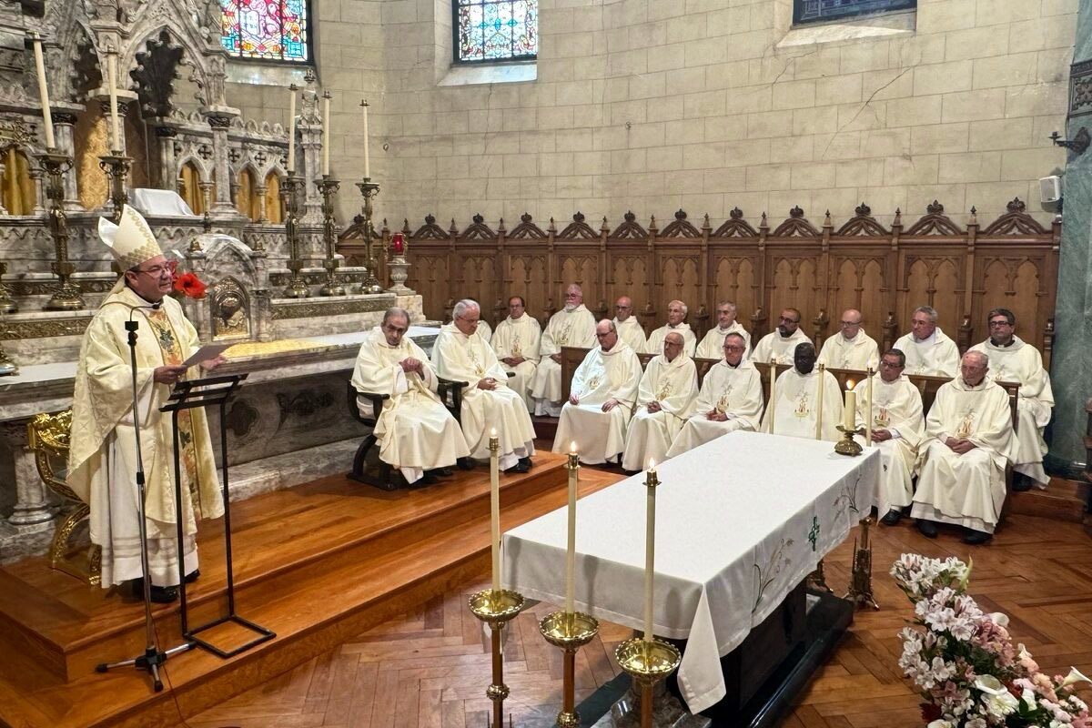 ObispodeVitoria's tweet photo. Felicidades queridos hijos sacerdotes por la fiesta de Jesucristo Sumo y Eterno Sacerdote. Gracias por vuestra entrega y recordad siempre: cuidemos el don de la comunión, sigamos fomentando la participación plural y diversa y refresquemos nuestra misión de evangelizar. Zorionak! https://t.co/9aKGy4dIJW