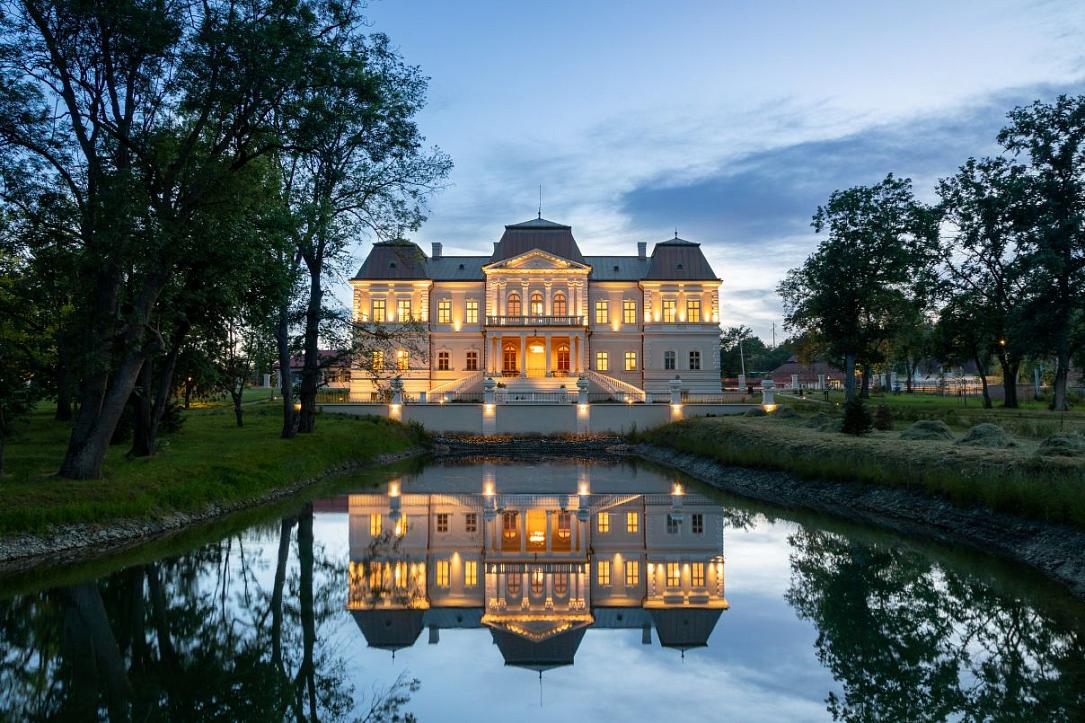 B_Predescu's tweet photo. An aristocratic neglected estate in 🇷🇴 brought back to life won the EuropeanHeritageAward by @europanostra!
The restauration of the Bánffy Castle was implemented by Cluj County Council &amp;co-financed by the European Regional Development Fund. Congrats!
https://t.co/5FJ7mXyEOK https://t.co/4X9BhCAscq